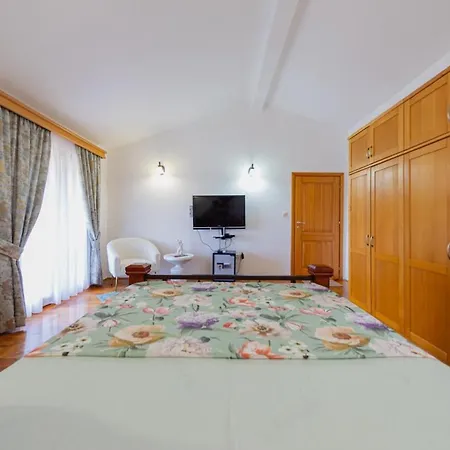 Jakov Villa *